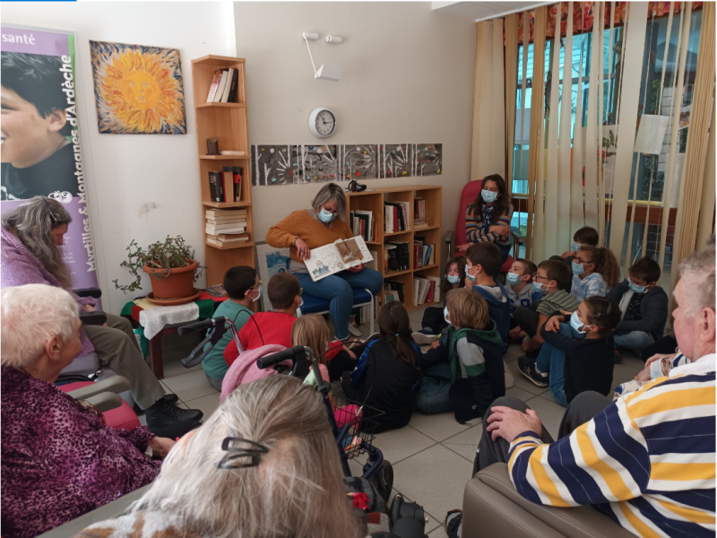 La venue des enfants de l'école à l'EHPAD de Vagorge