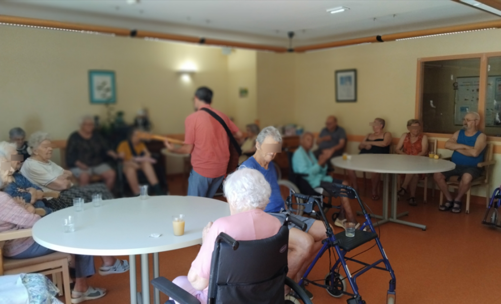 visite du chanteur Hugo ibanez dans les services de l'hopital JOS Jullien